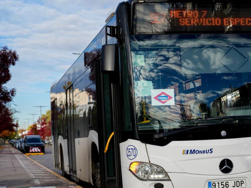 Los autobuses sustitutivos de la Línea 7B se despiden esta madrugada tras mover a 8,8 millones de viajeros