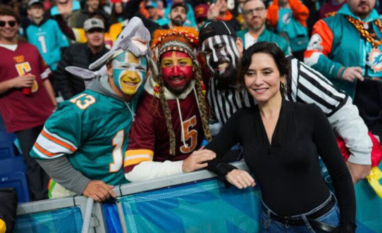 Ayuso asiste en el Bernabéu al primer partido oficial de la NFL en España con un impacto económico de 70 millones