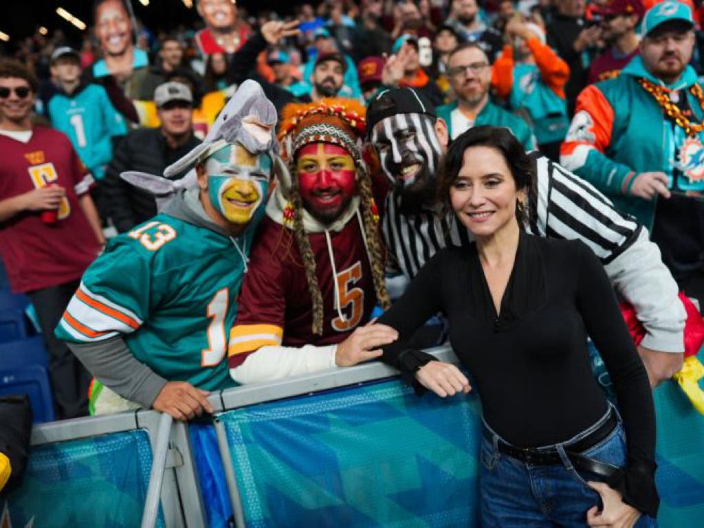 Ayuso asiste en el Bernabéu al primer partido oficial de la NFL en España con un impacto económico de 70 millones