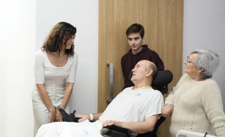 Ayuso visita la nueva unidad para pacientes con ELA del Hospital Santa Cristina, pionera en España