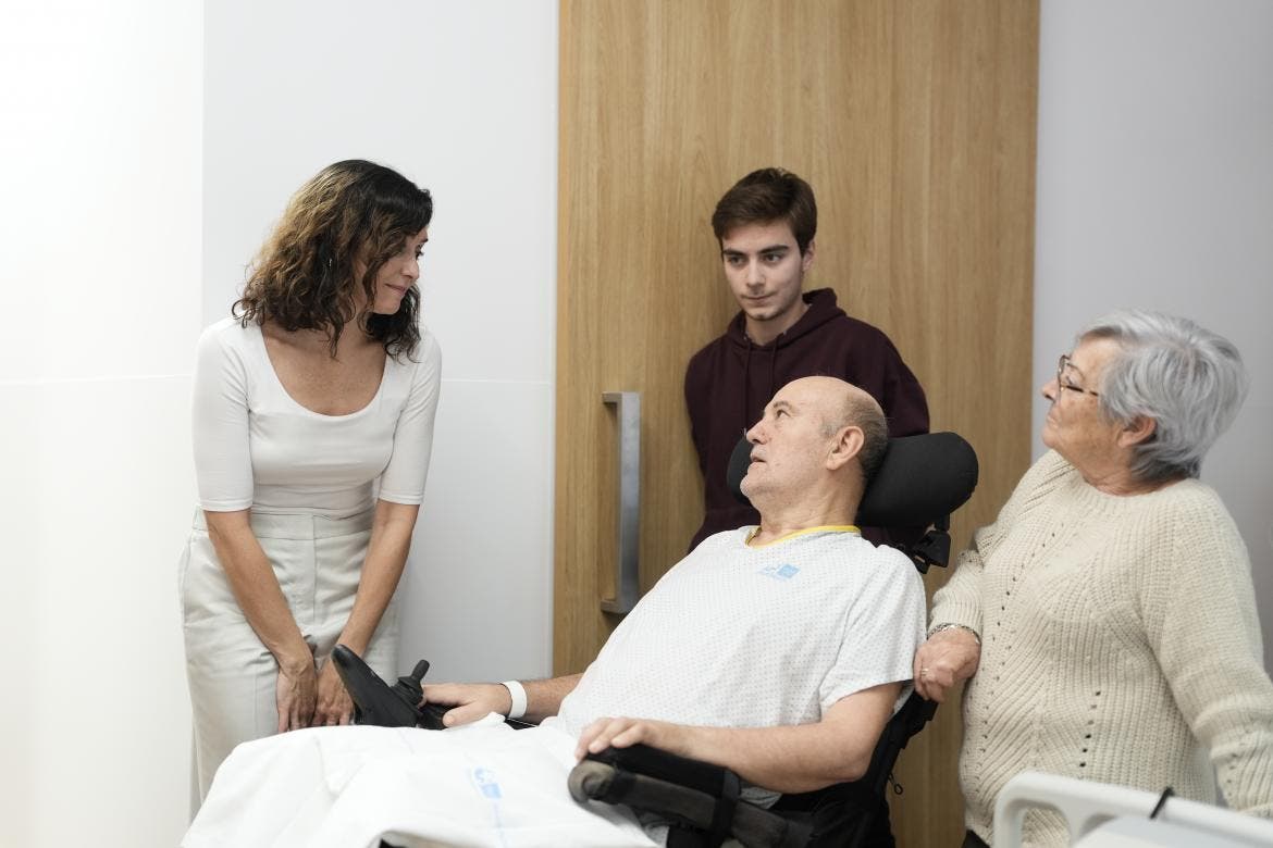 Ayuso visita la nueva unidad para pacientes con ELA del Hospital Santa Cristina, pionera en España