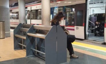 Cercanías instala cerca de 350 bancos isquiáticos en estaciones del Corredor del Henares y otras zonas de Madrid