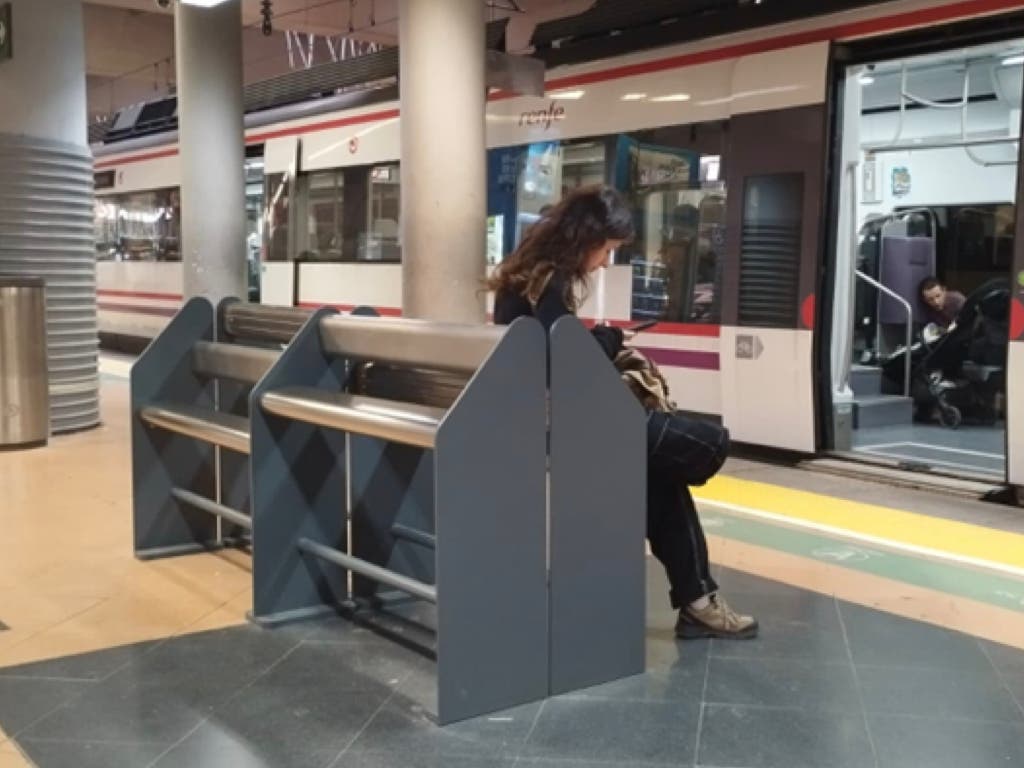 Cercanías instala cerca de 350 bancos isquiáticos en estaciones del Corredor del Henares y otras zonas de Madrid