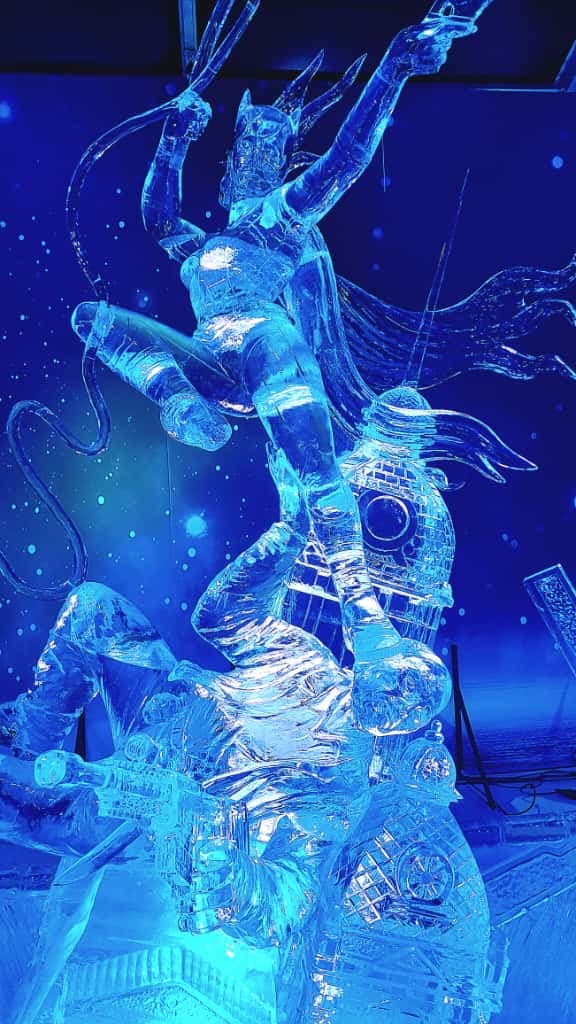 Escultura de hielo titulada Bat Heroine en el Ice Festival de Torrejón 2025