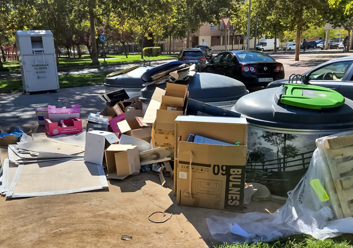 La campaña de Torrejón por la limpieza deja más de 40 multas por basura, muebles y excrementos de perros en la calle