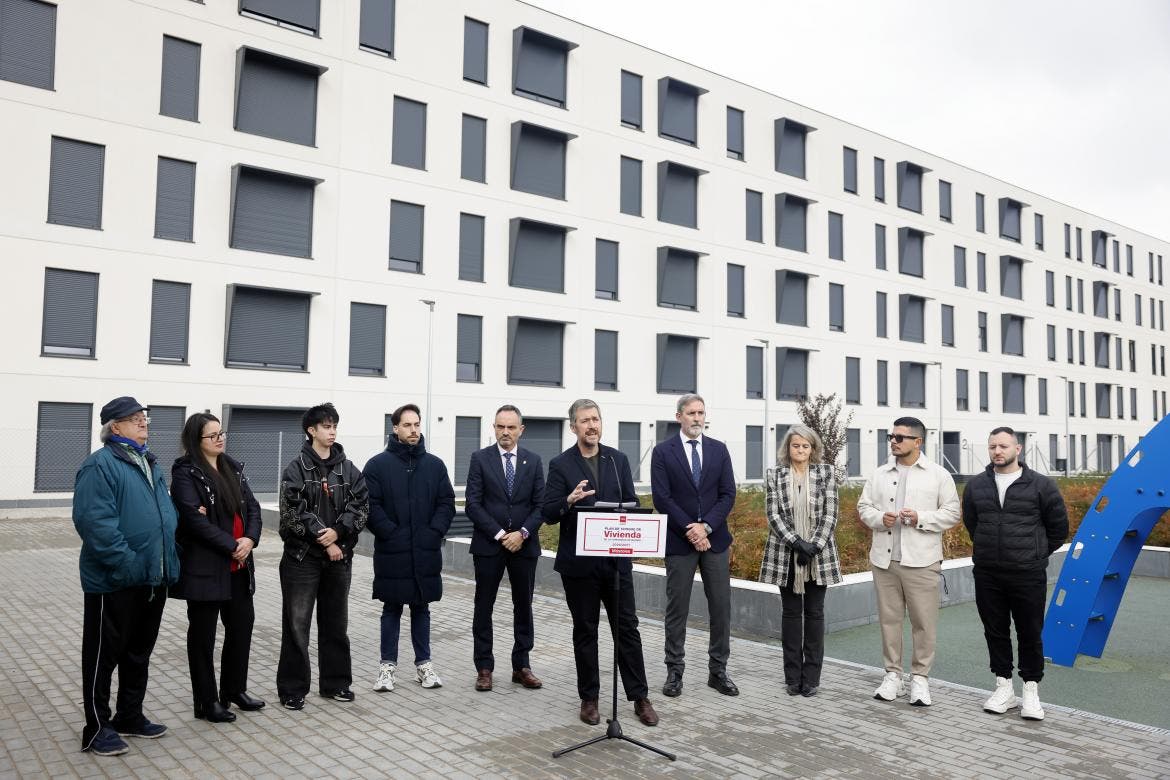 Inauguración de viviendas del Plan Vive en Móstoles con autoridades y vecinos.