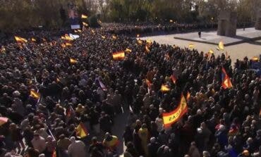 Miles de personas acuden a la concentración del PP en Madrid: «El sanchismo está en la cárcel y tiene que salir del Gobierno»