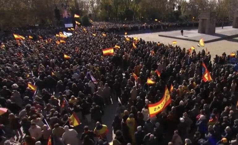 Miles de personas acuden a la concentración del PP en Madrid: «El sanchismo está en la cárcel y tiene que salir del Gobierno»