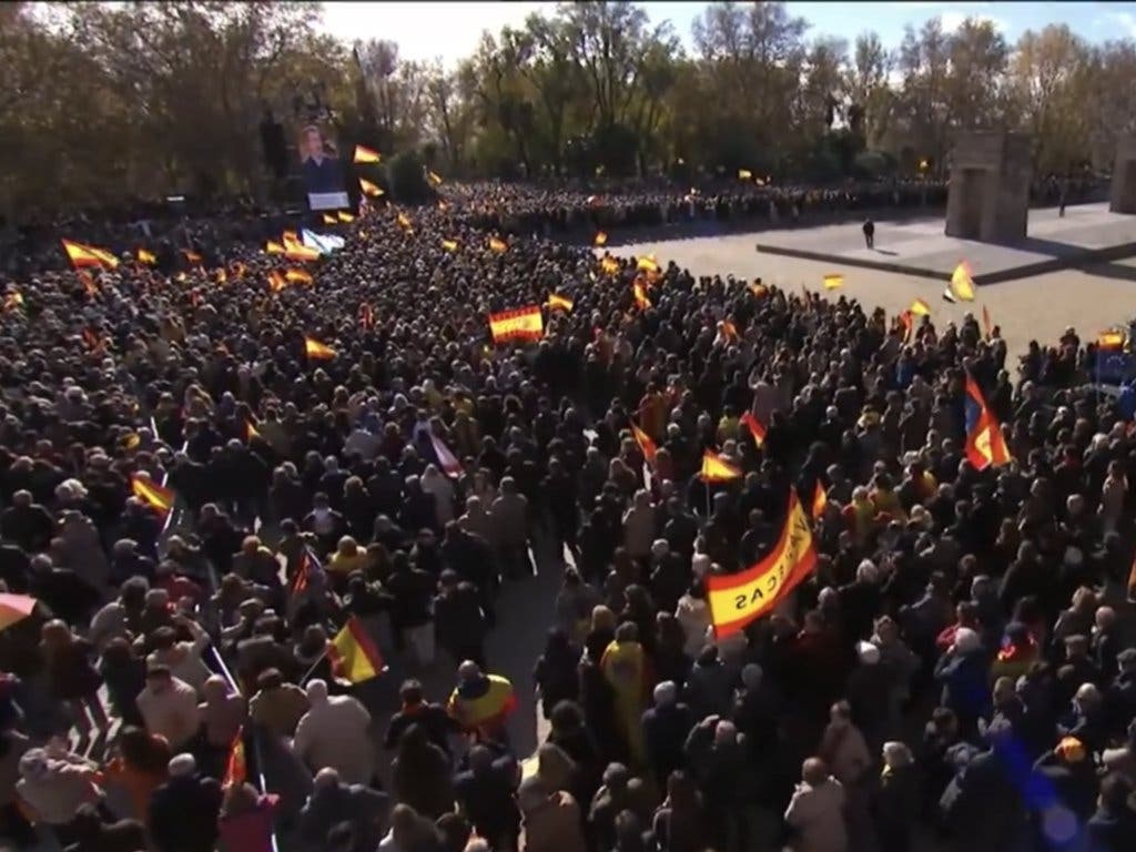 Miles de personas acuden a la concentración del PP en Madrid: «El sanchismo está en la cárcel y tiene que salir del Gobierno»