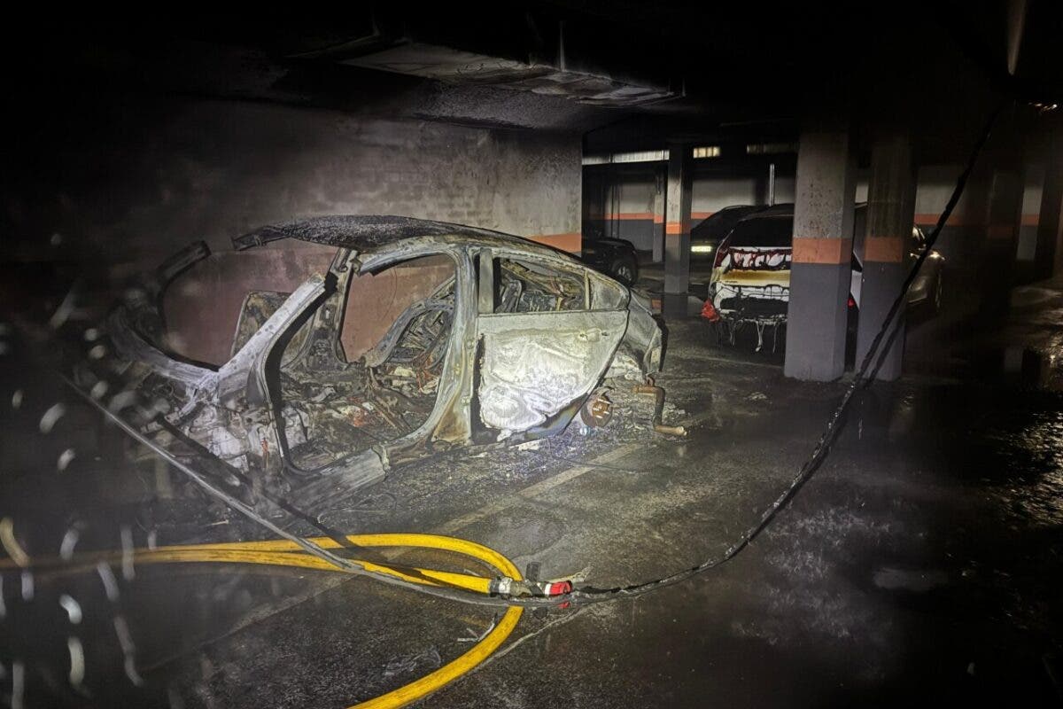 Desalojadas 150 personas por el incendio de dos coches en un garaje de Colmenar Viejo