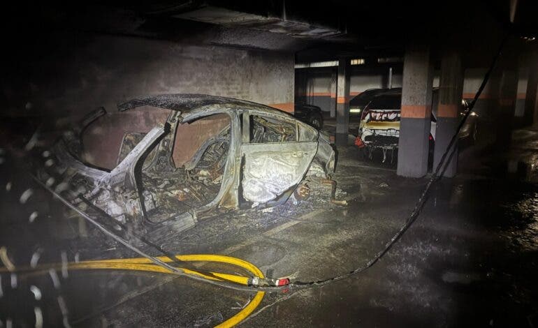 Desalojadas 150 personas por el incendio de dos coches en un garaje de Colmenar Viejo
