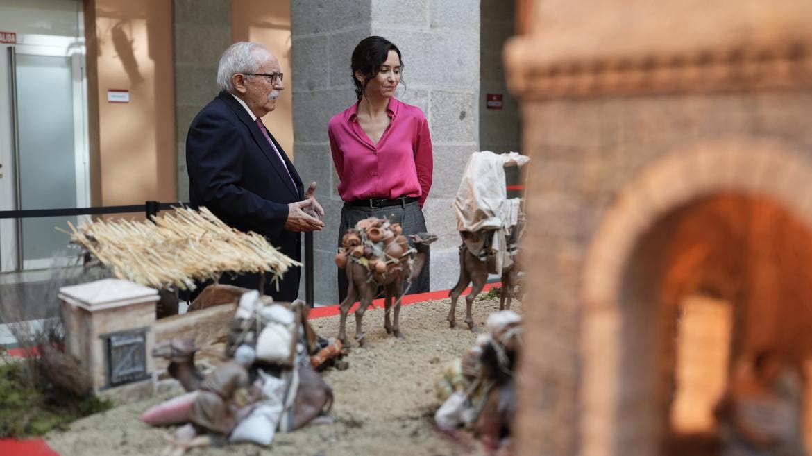 Inauguración del Belén de Sol con figuras y visitantes admirando la escena.