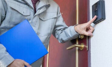 Así actúan los falsos cobradores que van casa por casa en Torrejón haciéndose pasar por el Ayuntamiento