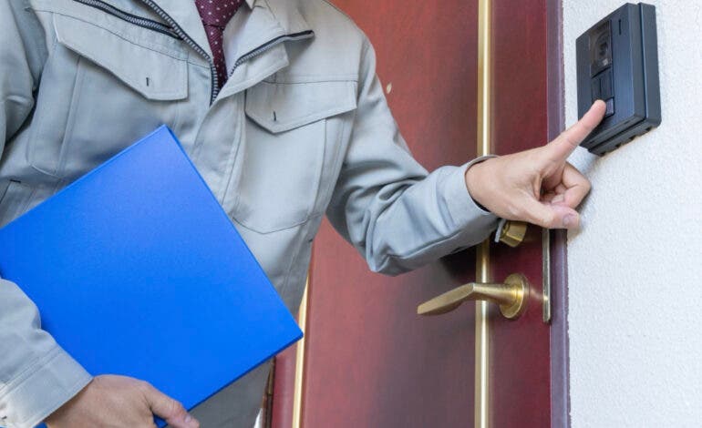 Así actúan los falsos cobradores que van casa por casa en Torrejón haciéndose pasar por el Ayuntamiento