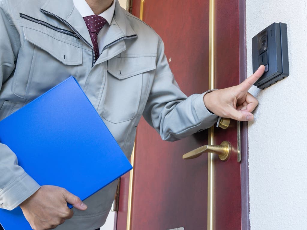 Así actúan los falsos cobradores que van casa por casa en Torrejón haciéndose pasar por el Ayuntamiento