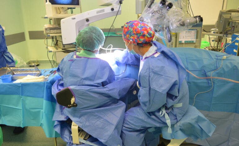 Una niña de 8 años recupera la audición en Torrejón gracias al primer implante coclear pediátrico realizado en el hospital