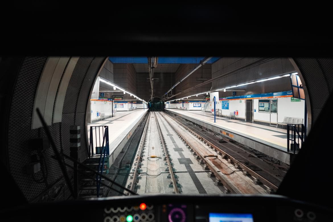 Vista del interior de la Línea 7B del Metro con andenes y vías.