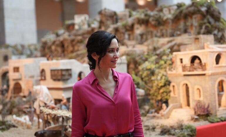 Ayuso inaugura el Belén de Sol con la Huida a Egipto bajo un cielo de 60.000 estrellas