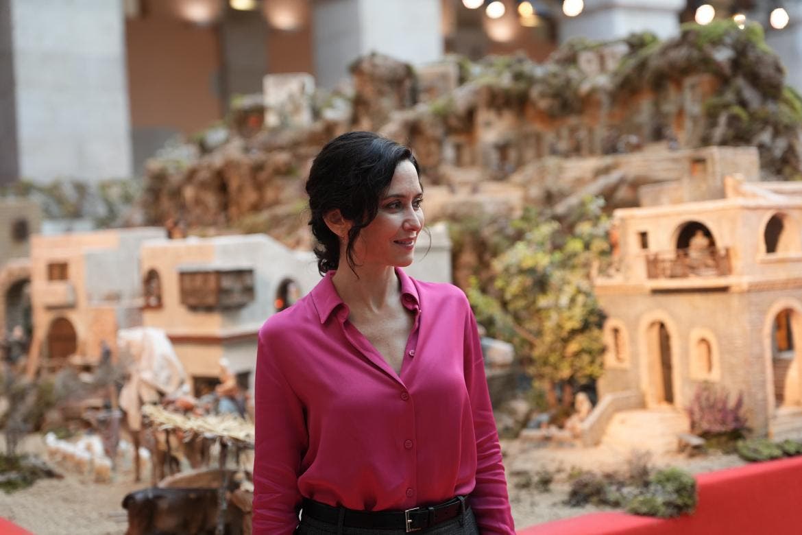 Ayuso inaugura el Belén de Sol con la Huida a Egipto bajo un cielo de 60.000 estrellas