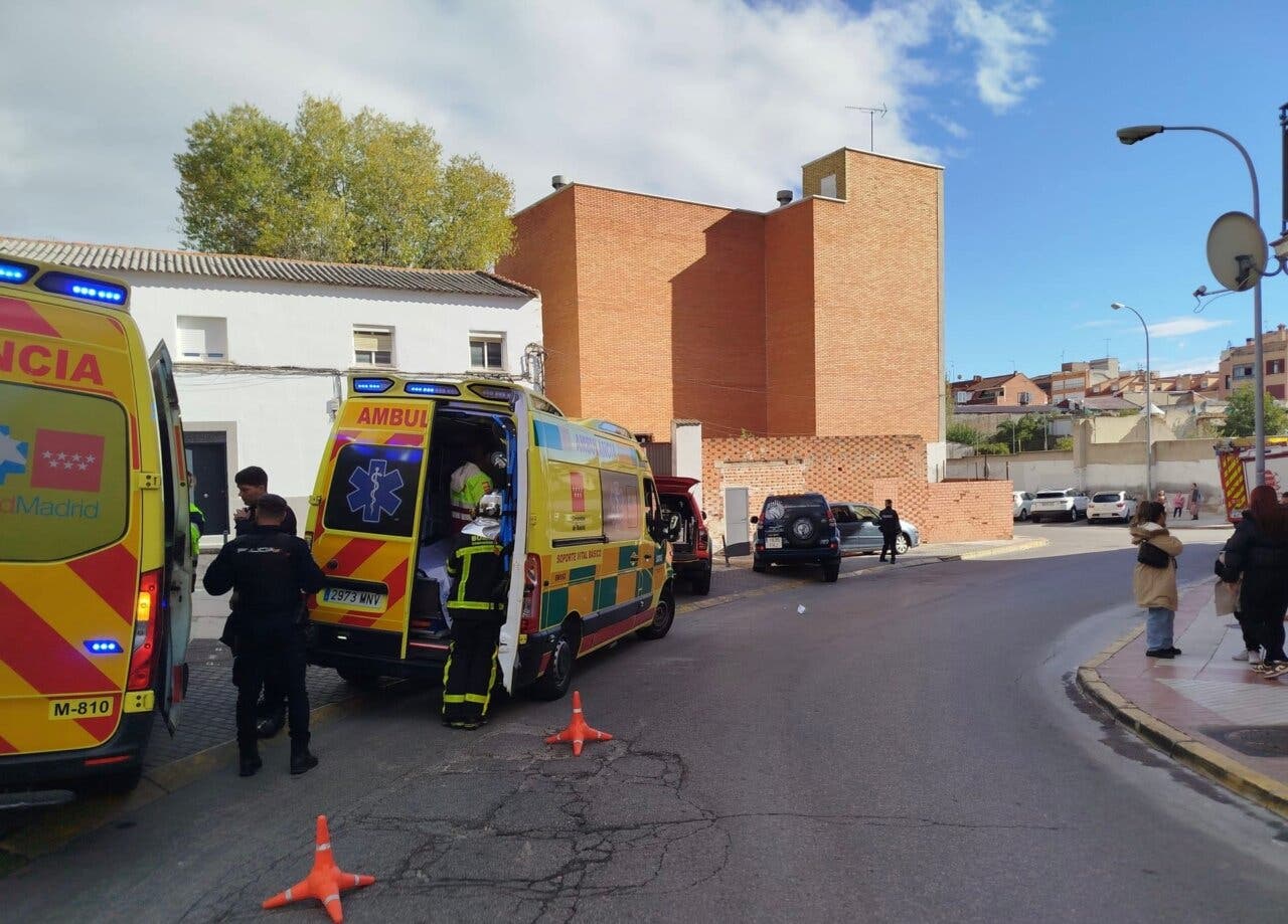 Ambulancias y bomberos en la calle Tesillo tras un incendio