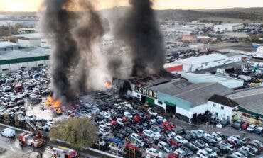 El incendio del desguace de San Martín de la Vega deja 120 vehículos calcinados y ya está controlado