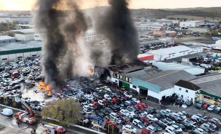 El incendio del desguace de San Martín de la Vega deja 120 vehículos calcinados y ya está controlado