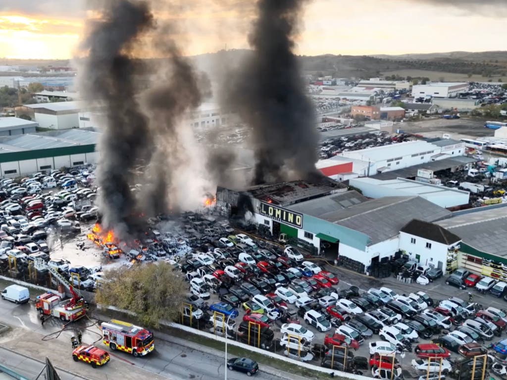 El incendio del desguace de San Martín de la Vega deja 120 vehículos calcinados y ya está controlado