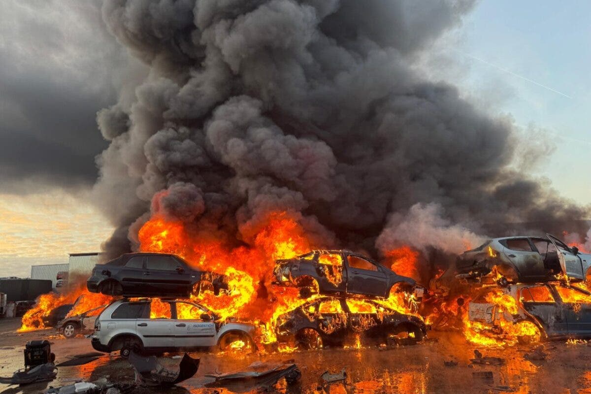 Un incendio en un desguace arrasa numerosos vehículos en San Martín de la Vega