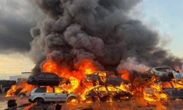 Un incendio en un desguace arrasa numerosos vehículos en San Martín de la Vega