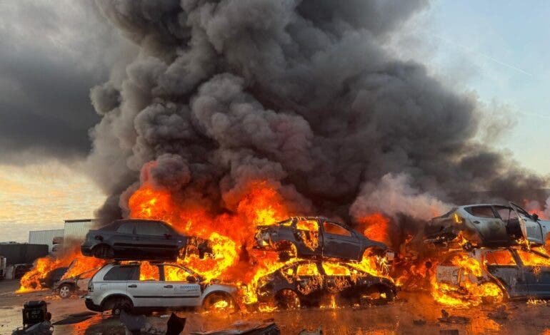 Un incendio en un desguace arrasa numerosos vehículos en San Martín de la Vega