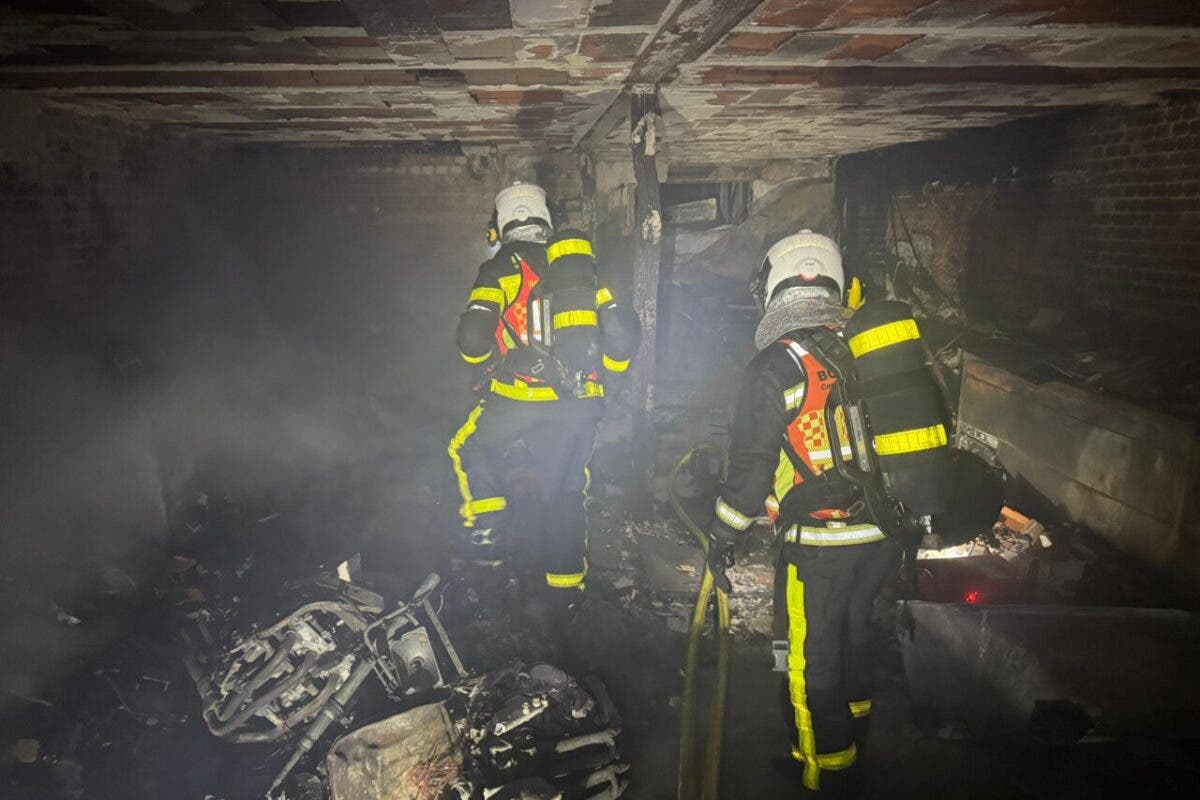 Un incendio arrasa el garaje de una vivienda en Villarejo de Salvanés y los bomberos salvan a una perrita