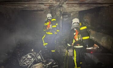 Un incendio arrasa el garaje de una vivienda en Villarejo de Salvanés y los bomberos salvan a una perrita