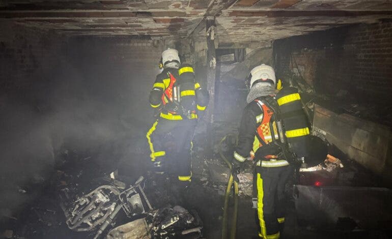Un incendio arrasa el garaje de una vivienda en Villarejo de Salvanés y los bomberos salvan a una perrita