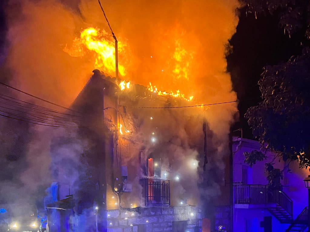 Arde una vivienda de tres plantas en Bustarviejo tras declararse un incendio en la chimenea