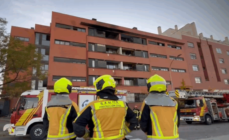 Un incendio arrasa una vivienda en Villa de Vallecas y deja un perro muerto