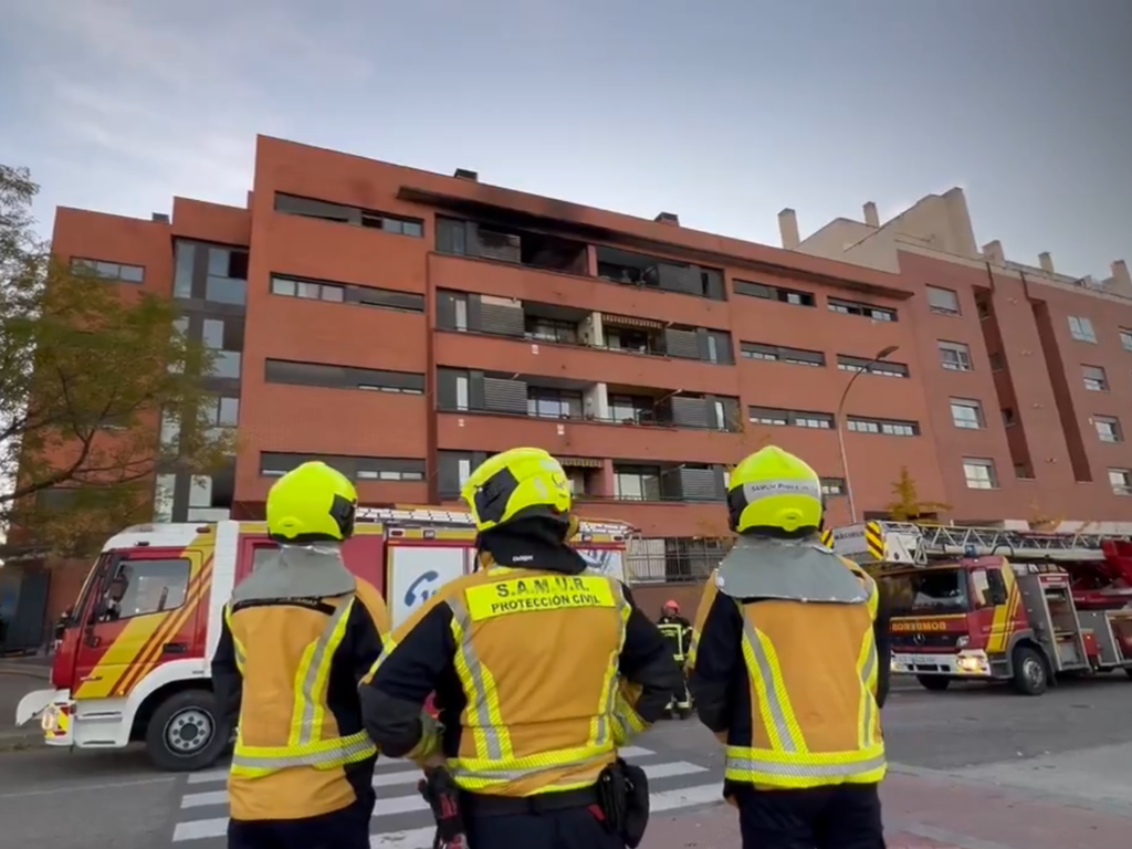 Un incendio arrasa una vivienda en Villa de Vallecas y deja un perro muerto