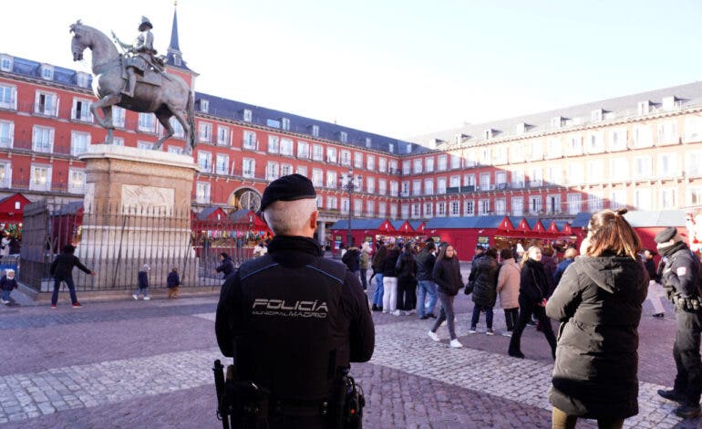 Madrid desplegará hasta 800 policías diarios en Navidad y volverá a aplicar restricciones peatonales si la afluencia lo exige