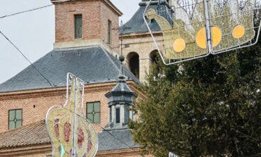 Avanza el montaje navideño en Arganda con la instalación de 30 coronas de los Reyes Magos en la Plaza de la Constitución