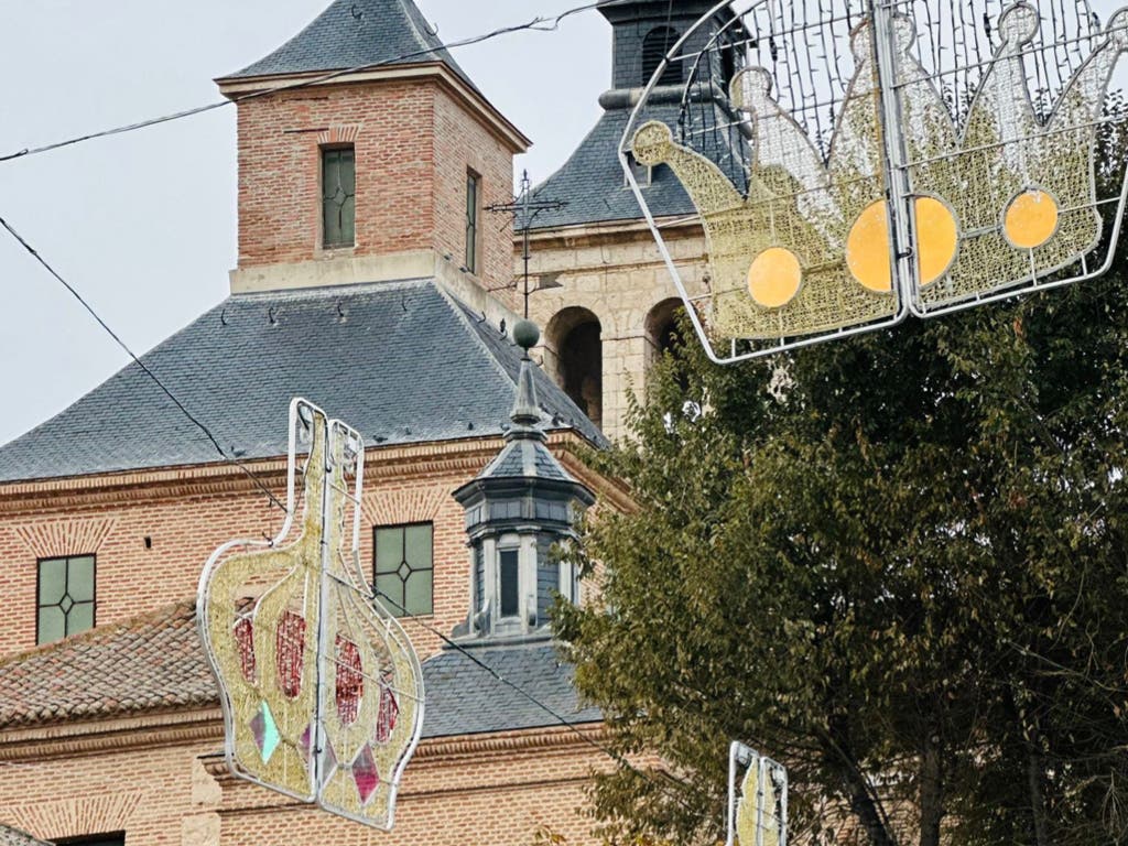 Avanza el montaje navideño en Arganda con la instalación de 30 coronas de los Reyes Magos en la Plaza de la Constitución