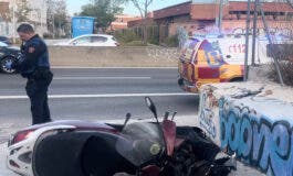 Herido grave un motorista tras chocar con un coche en la A-5, en Madrid