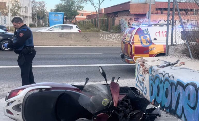 Herido grave un motorista tras chocar con un coche en la A-5, en Madrid