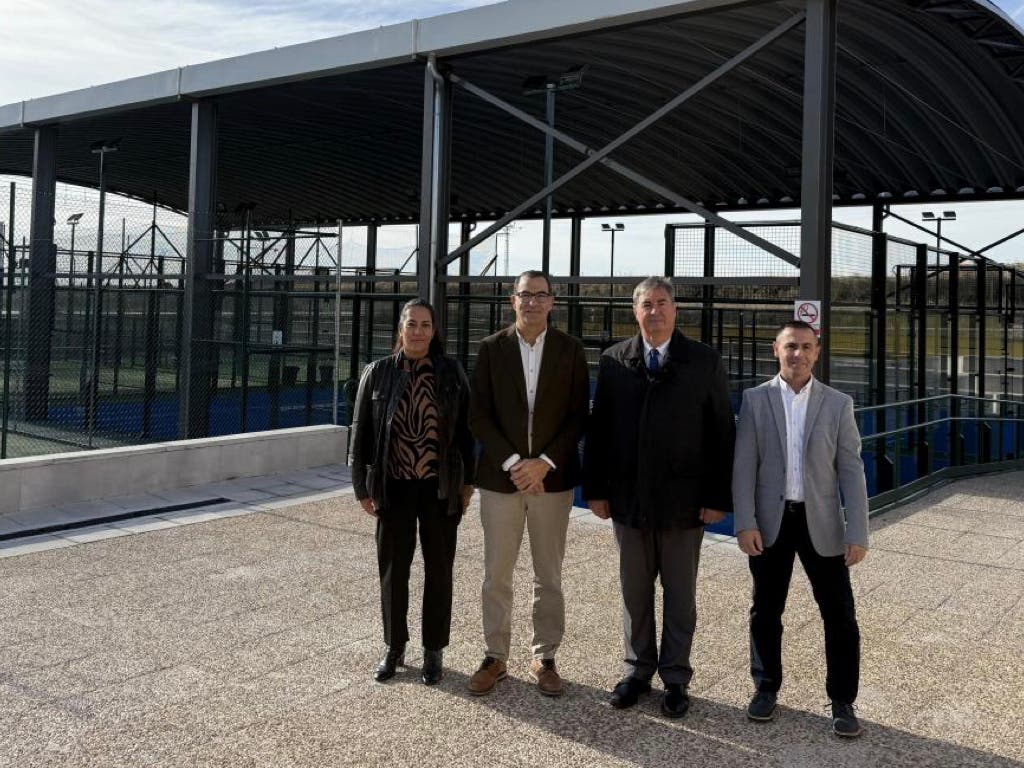 La Comunidad de Madrid construye cuatro pistas de pádel cubiertas en Ajalvir y renueva la principal vía de acceso al municipio