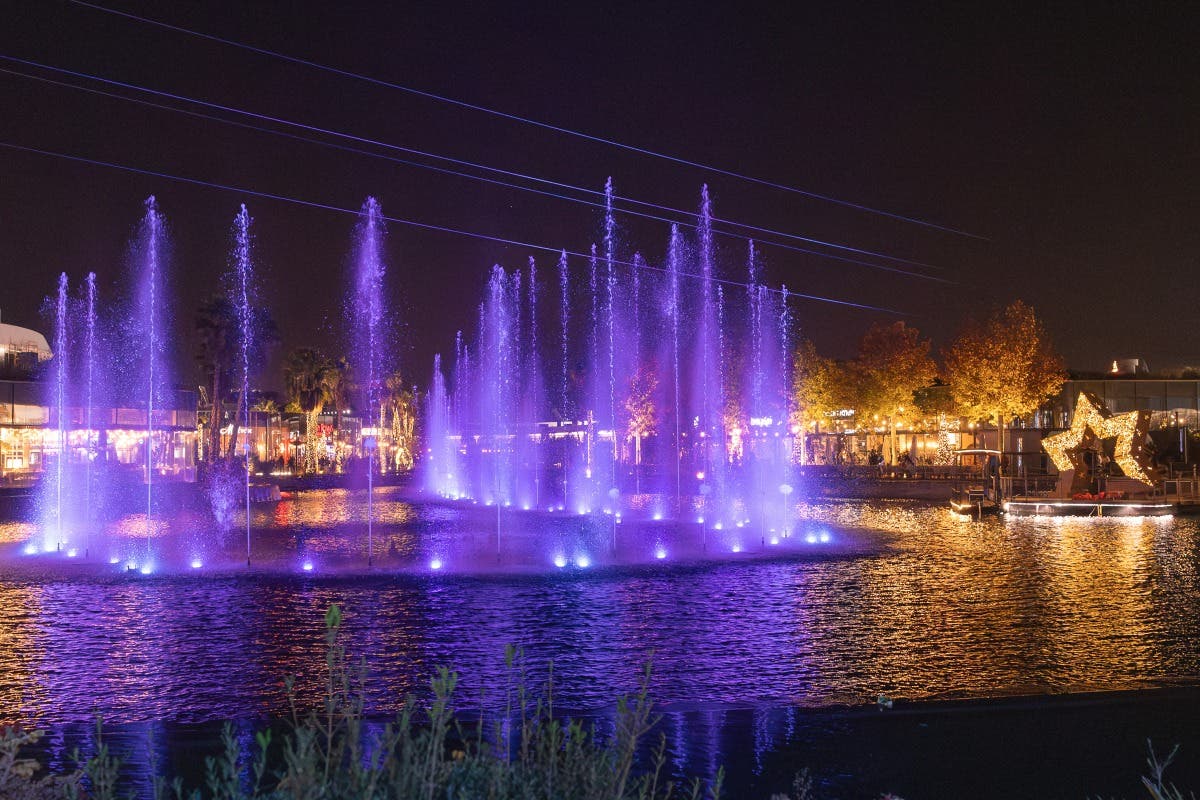 Fuente iluminada en Oasiz Madrid durante la Navidad
