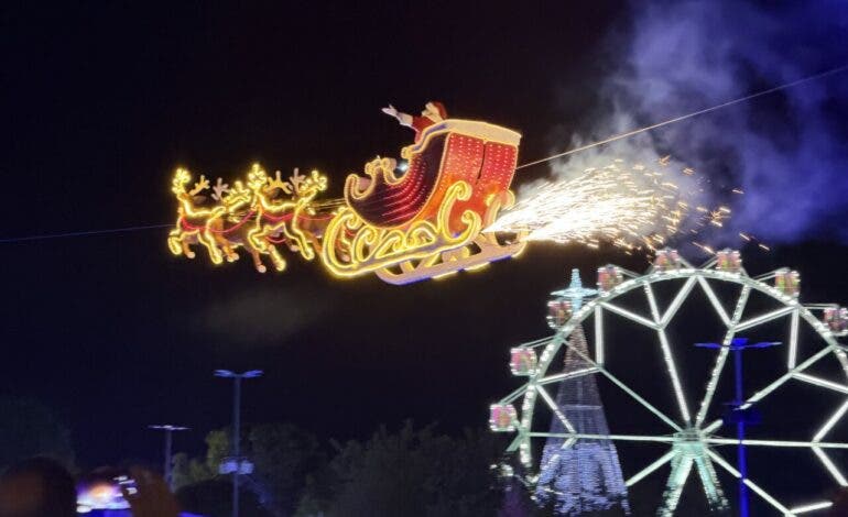 Papá Noel surca el cielo de Torrejón cada tarde, la gran novedad de las Mágicas Navidades