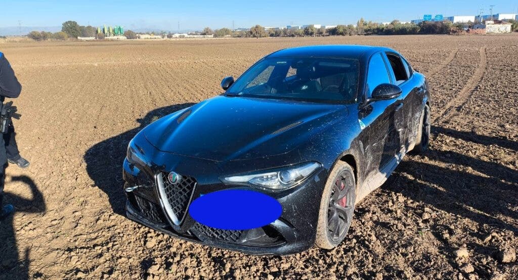 Vehículo abandonado en un campo tras una persecución policial en Coslada