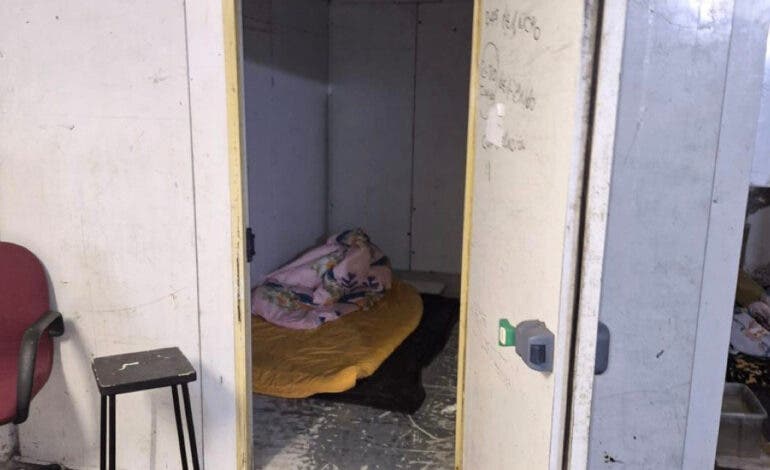 Sin contrato y viviendo dentro de la frutería: detenido en Puente de Vallecas por explotación laboral