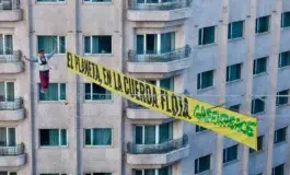 La impactante protesta de Greenpeace en Plaza de España: caminando a 30 metros de altura para pedir «justicia climática»