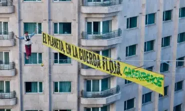 La impactante protesta de Greenpeace en Plaza de España: caminando a 30 metros de altura para pedir «justicia climática»