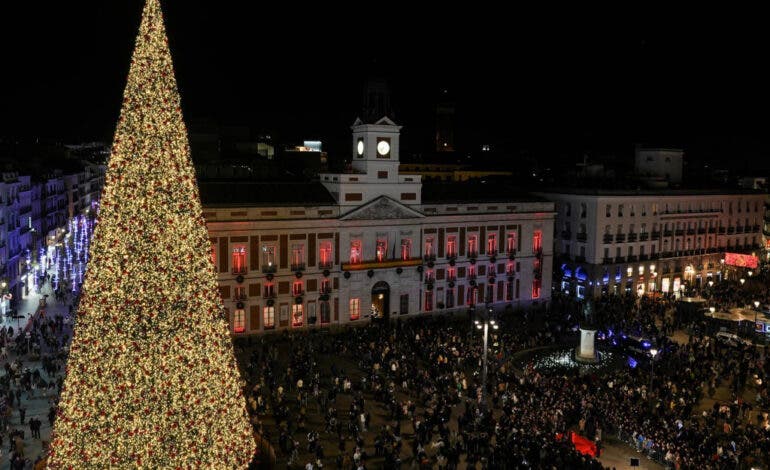 La Puerta del Sol estrena el espectacular videomapping navideño «La Fábrica de los Deseos»