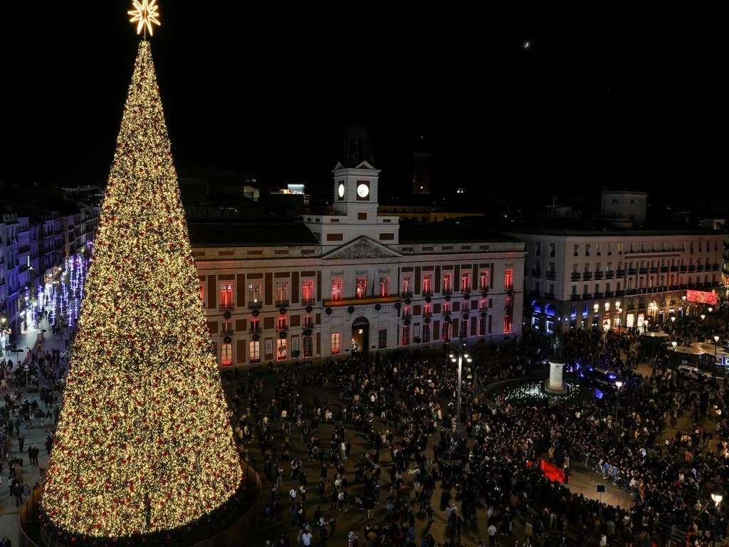 La Puerta del Sol estrena el espectacular videomapping navideño «La Fábrica de los Deseos»